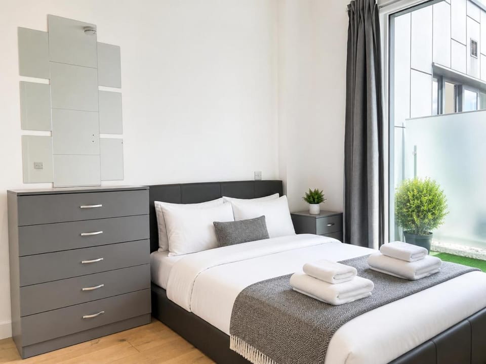 Stylish Apt with Pvt Balcony, Gym, Cinema, Game Room, Parking & Co-Working Apartment in Brentford