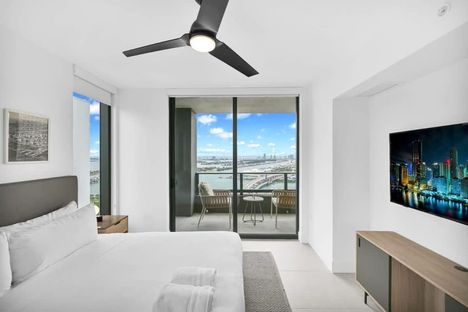 40th Floor 3BR Bay & City Views Sleeps 8 Apartment in Miami