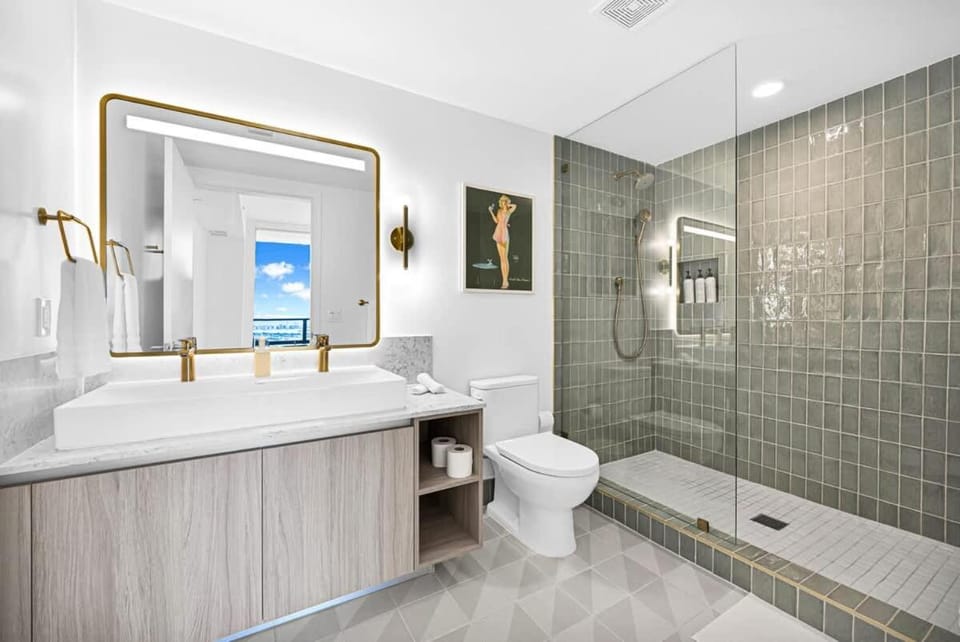 40th Floor 3BR Bay & City Views Sleeps 8 Apartment in Miami