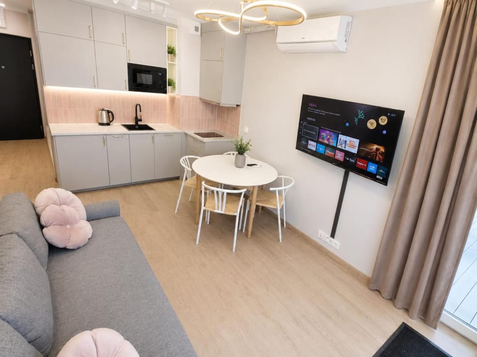 TV and multimedia, Kitchen or kitchenette, Living room, Seating area, Dining area