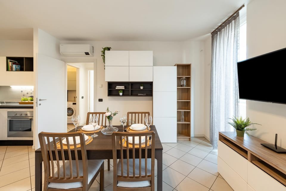 Communal lounge/ TV room, TV and multimedia, Kitchen or kitchenette, Living room, Seating area, Dining area, oven