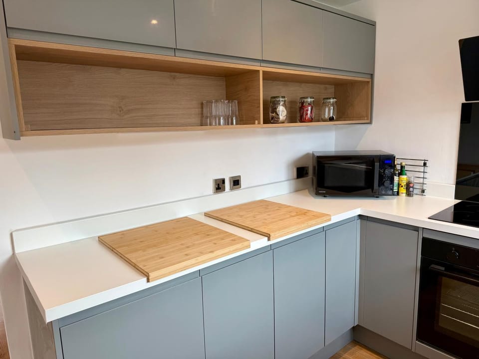 Coffee/tea facilities, Kitchen or kitchenette, stove