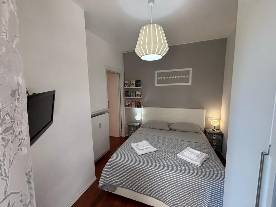 Bed, TV and multimedia, Photo of the whole room, Bedroom, towels