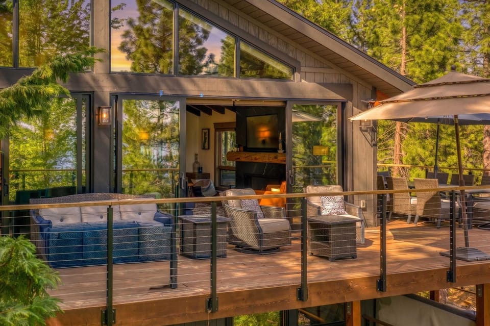 Updated Tahoe Retreat - AC & Hot Tub Lake Views House in Incline Village