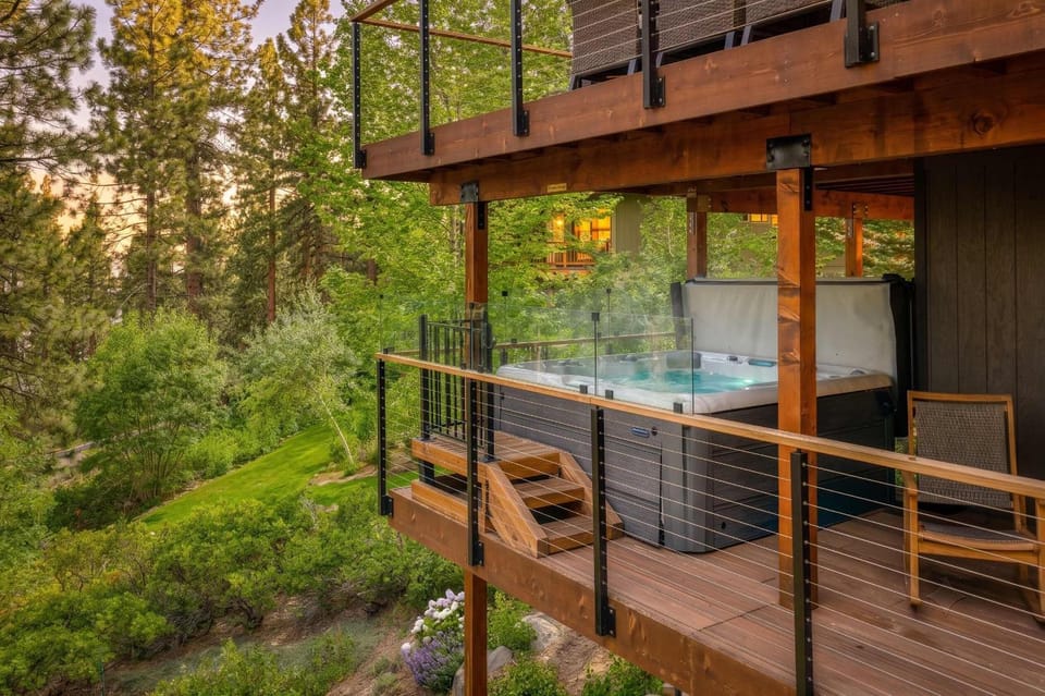 Updated Tahoe Retreat - AC & Hot Tub Lake Views House in Incline Village