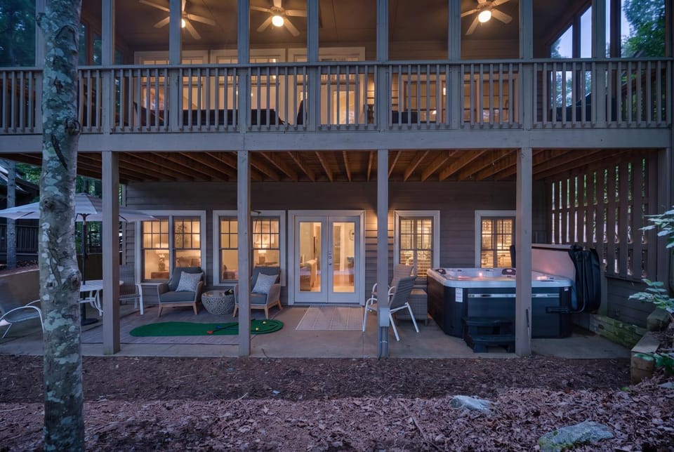 K-Tees Cottage - Big Canoe,GA - Soak in the Private Hot Tub, Challenge Friends in the Arcade, Take in Scenic Golf Course Views, House in Georgia