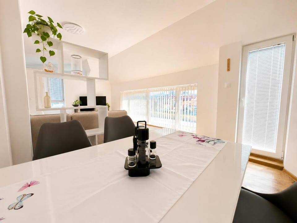 Day, Living room, air conditioner