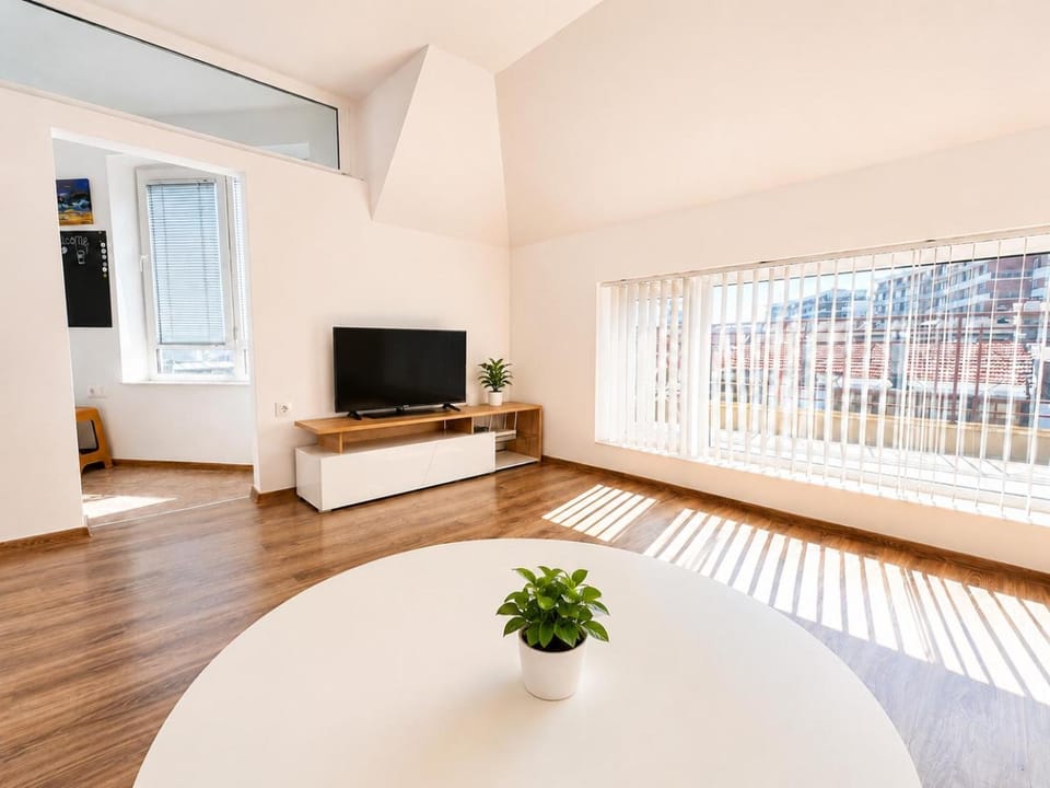 Day, TV and multimedia, Living room
