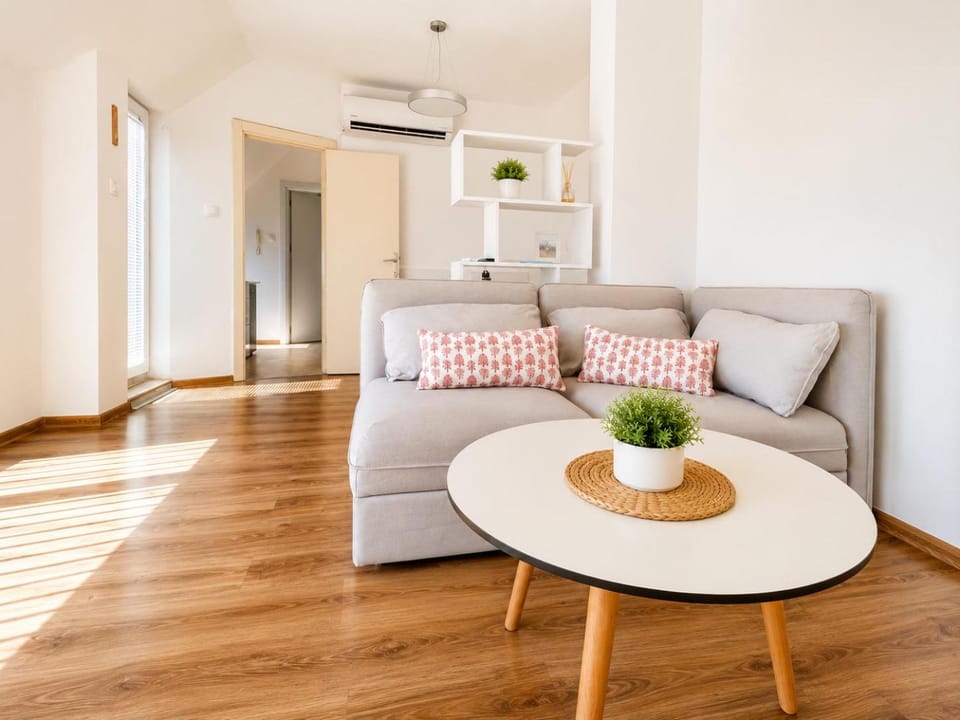 Day, Living room, air conditioner