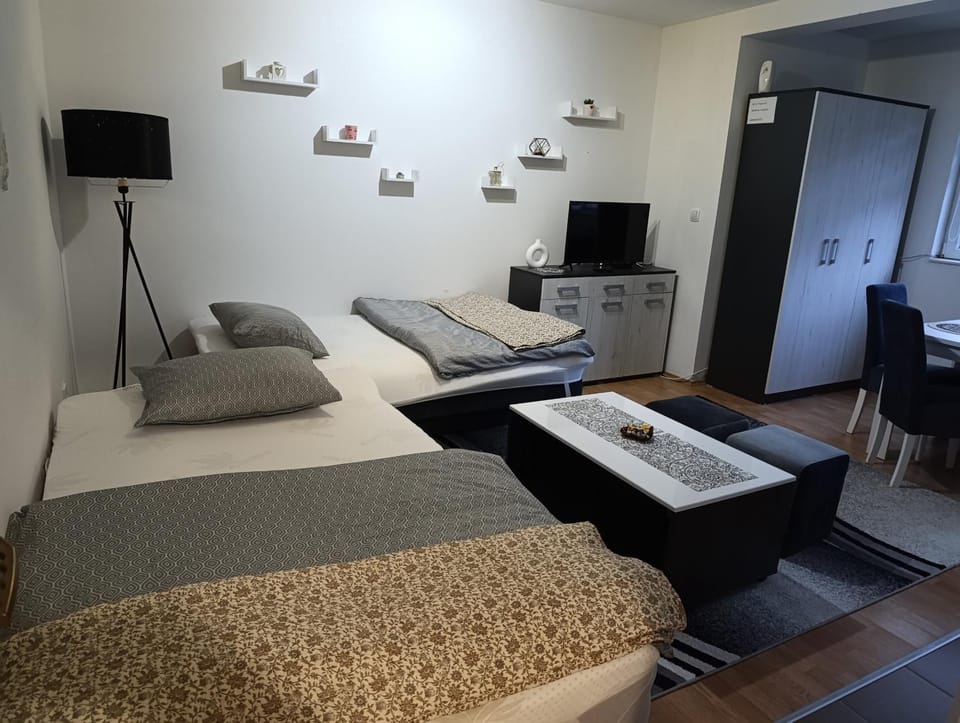 Communal lounge/ TV room, Bed, TV and multimedia, Living room, Photo of the whole room, Seating area, Evening entertainment, Bedroom, hair dresser