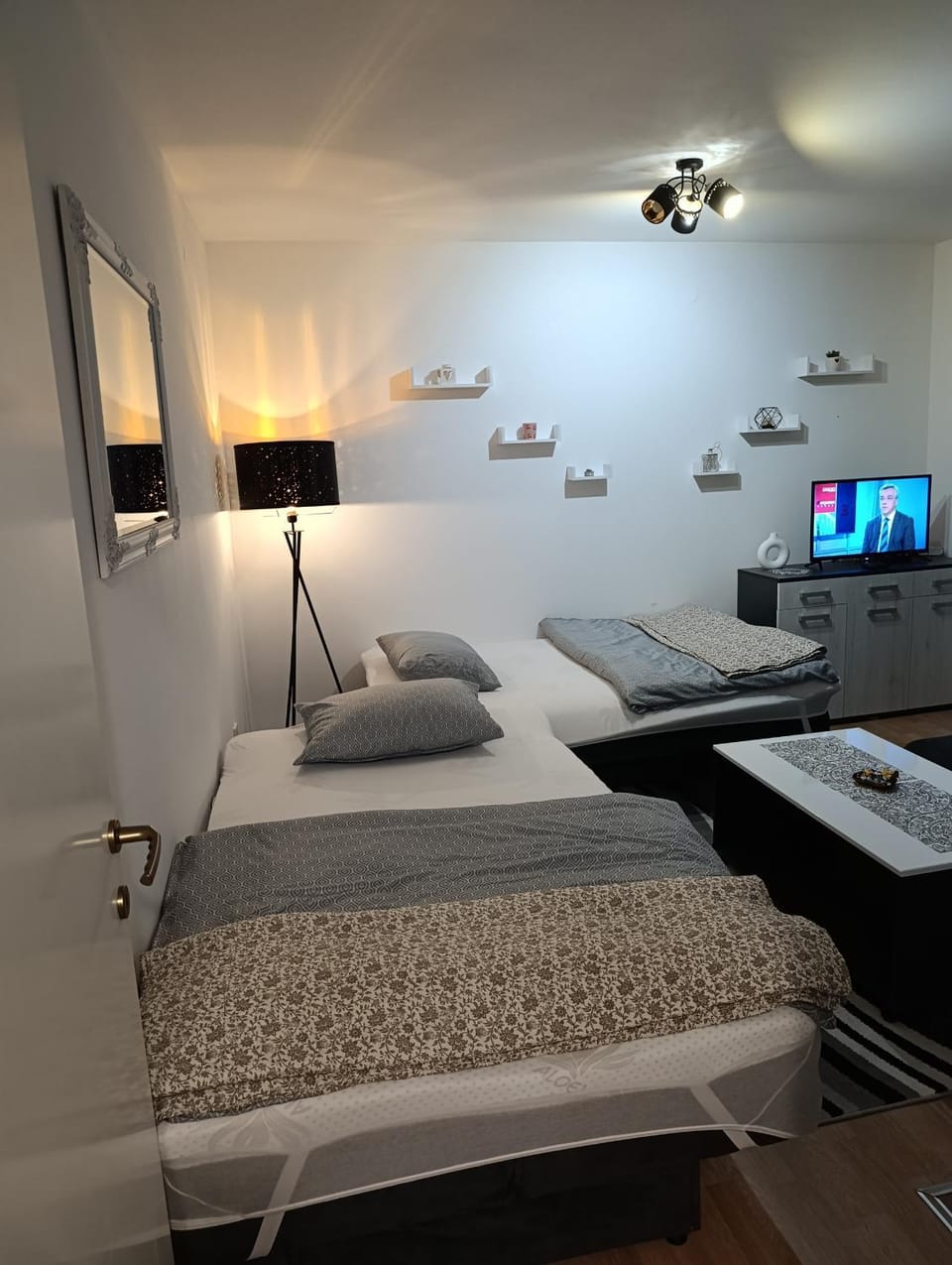Bed, TV and multimedia, Photo of the whole room, Bedroom