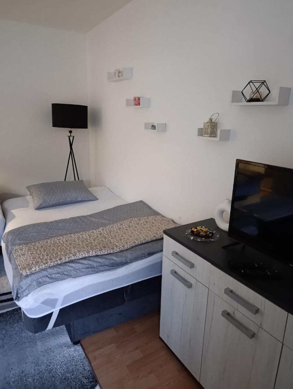 Communal lounge/ TV room, Bed, TV and multimedia, Photo of the whole room, Evening entertainment, Bedroom