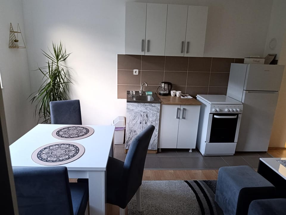 Coffee/tea facilities, Dining area, dishwasher, minibar, oven, stove, toaster