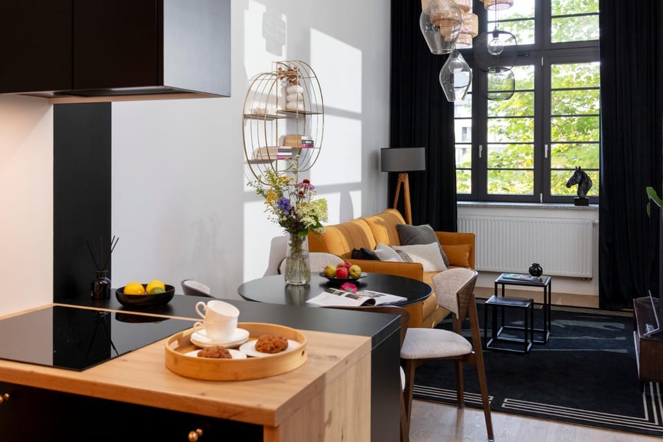 Kitchen or kitchenette, Living room, Seating area, Dining area, oven