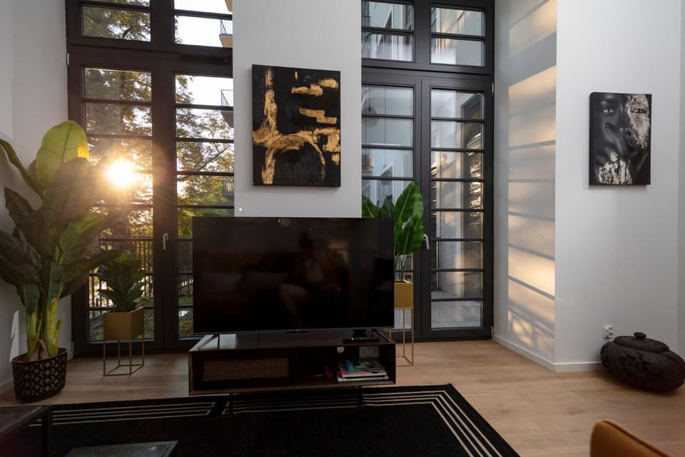TV and multimedia, Living room, Seating area, Evening entertainment