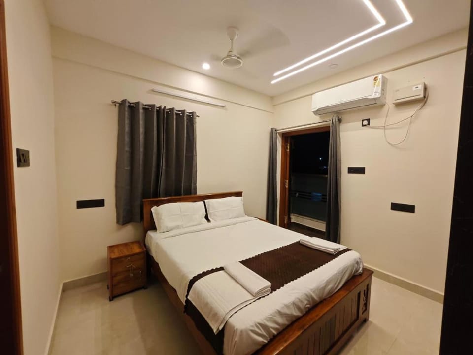 Bed, Photo of the whole room, Bedroom, air conditioner