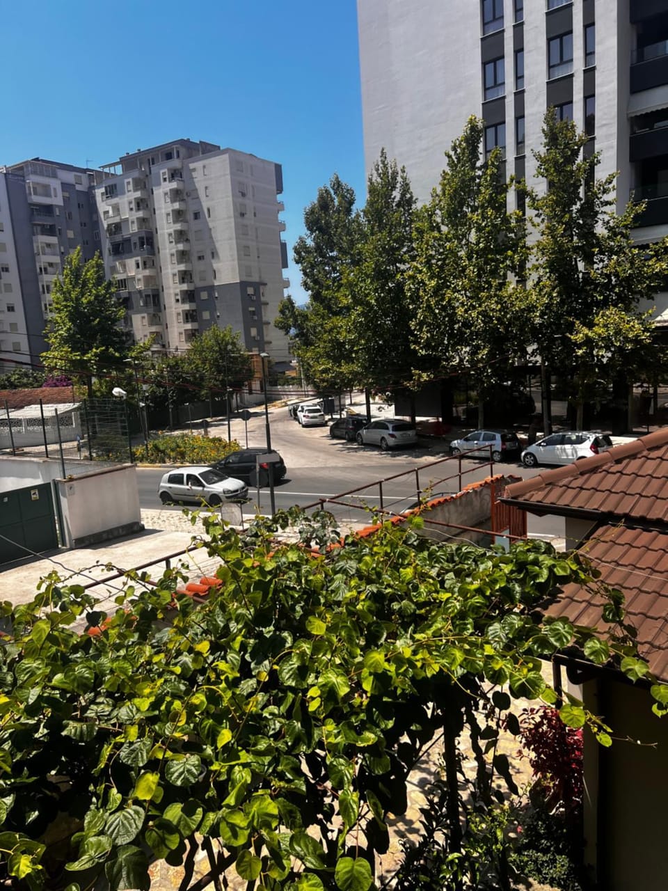 Day, Neighbourhood, City view, Street view, Location, Parking