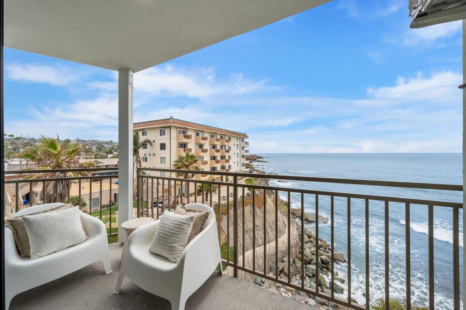 NEW Oceanfront 2 Bedroom Condo in San Diego with AC and Parking Apartment in Ocean Beach
