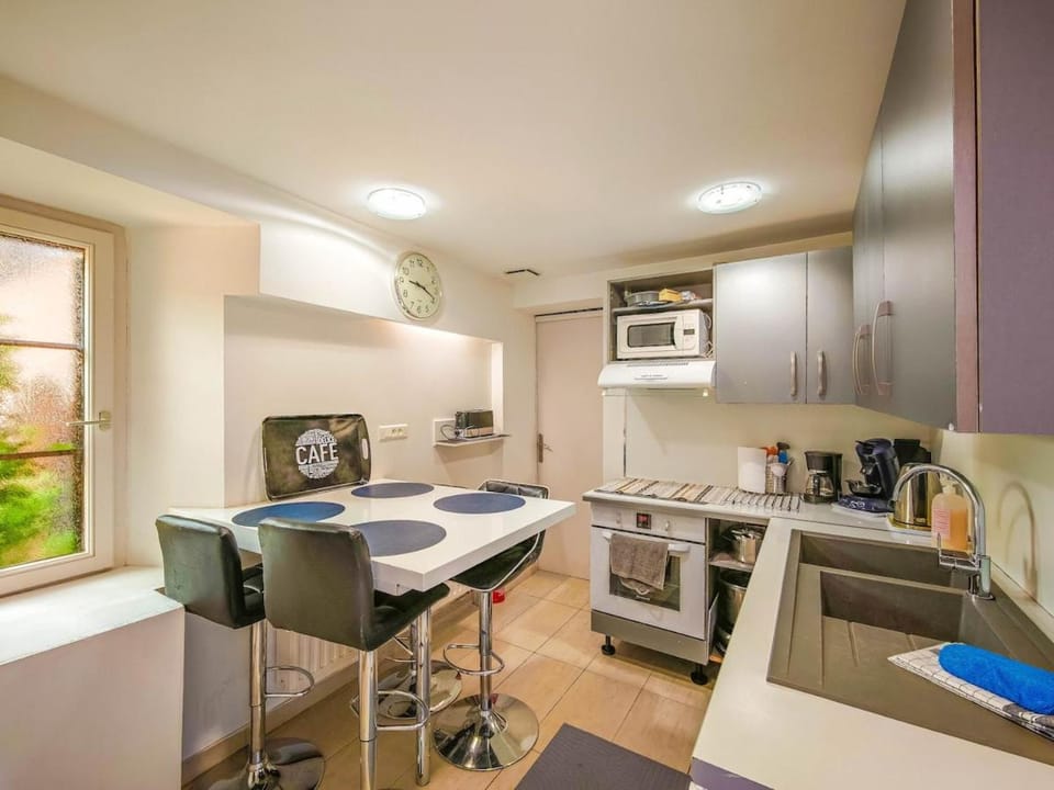 Coffee/tea facilities, Kitchen or kitchenette, Dining area, microwave, oven, pet friendly, stove, toaster