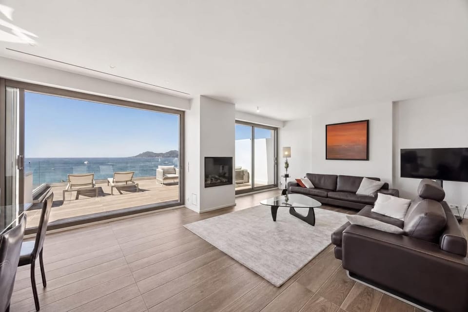 TV and multimedia, View (from property/room), Living room, Seating area, Sea view