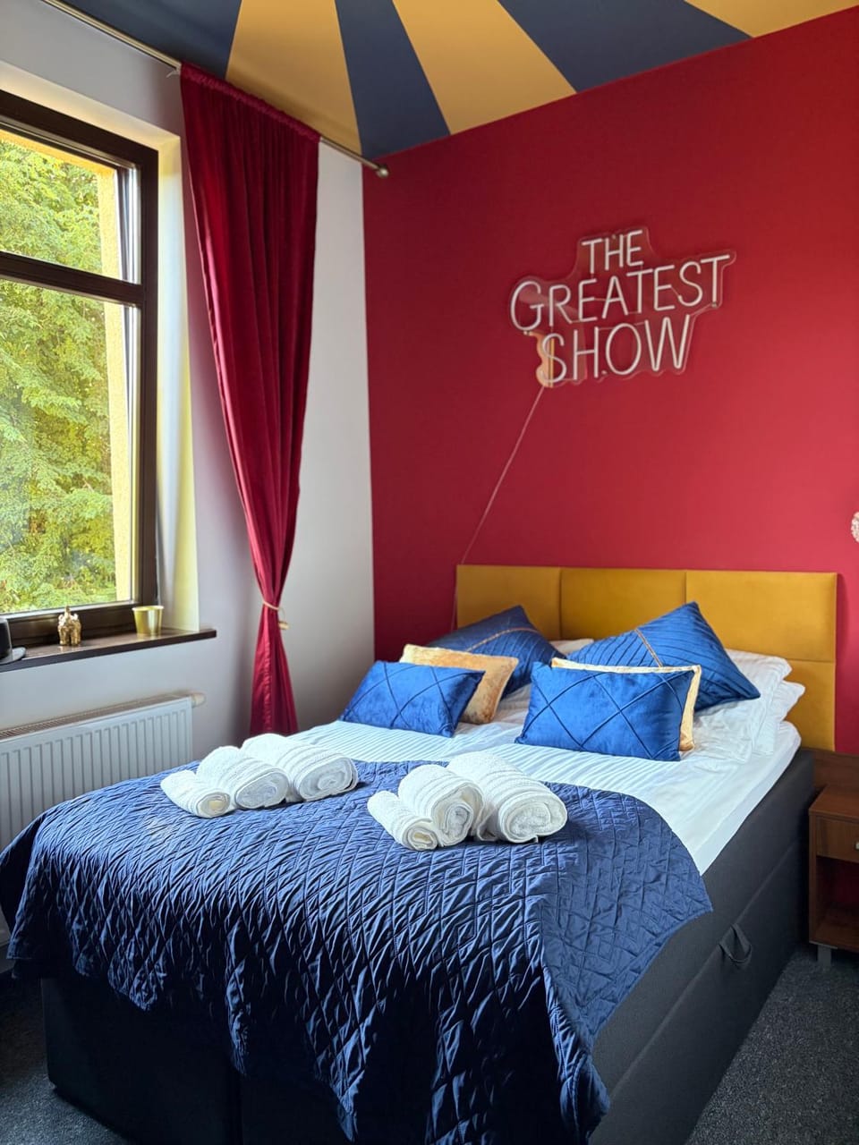 Bed, Photo of the whole room, Bedroom, towels