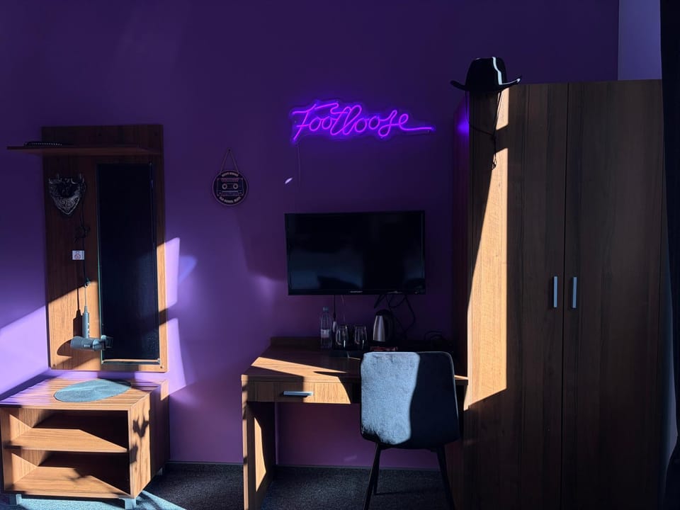 TV and multimedia, Photo of the whole room, Decorative detail, Evening entertainment, Bedroom, wardrobe