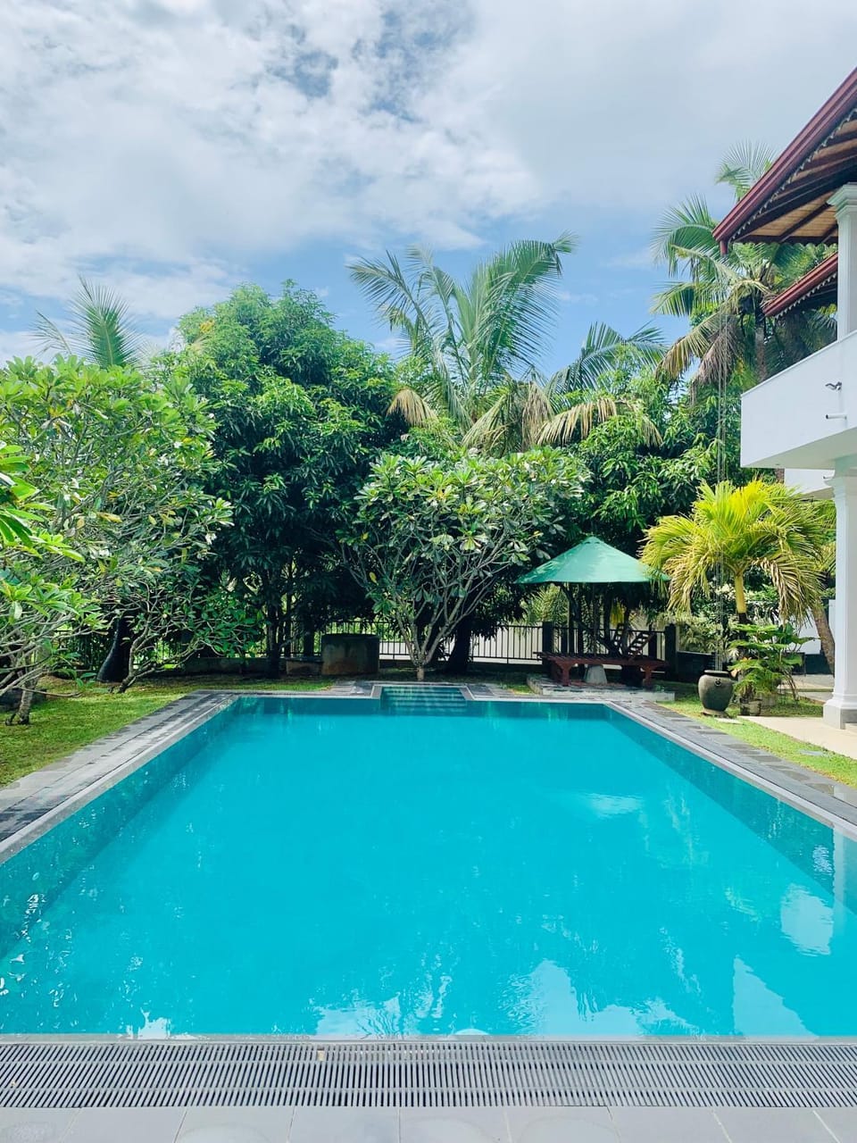 Swimming pool, sunbed