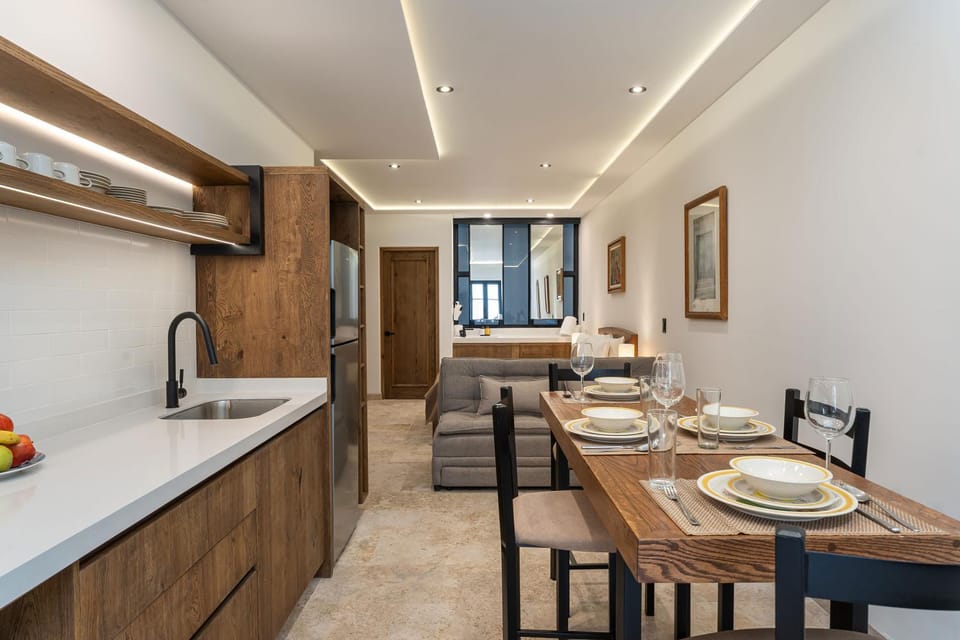 Kitchen or kitchenette, Dining area