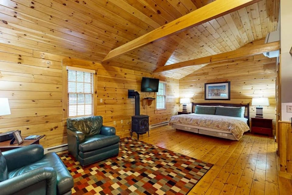Bed, TV and multimedia, Bedroom