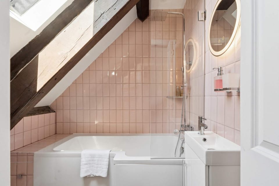 The Bookmark Henley - 2 Bed Balcony & Parking Apartment in Henley-on-Thames
