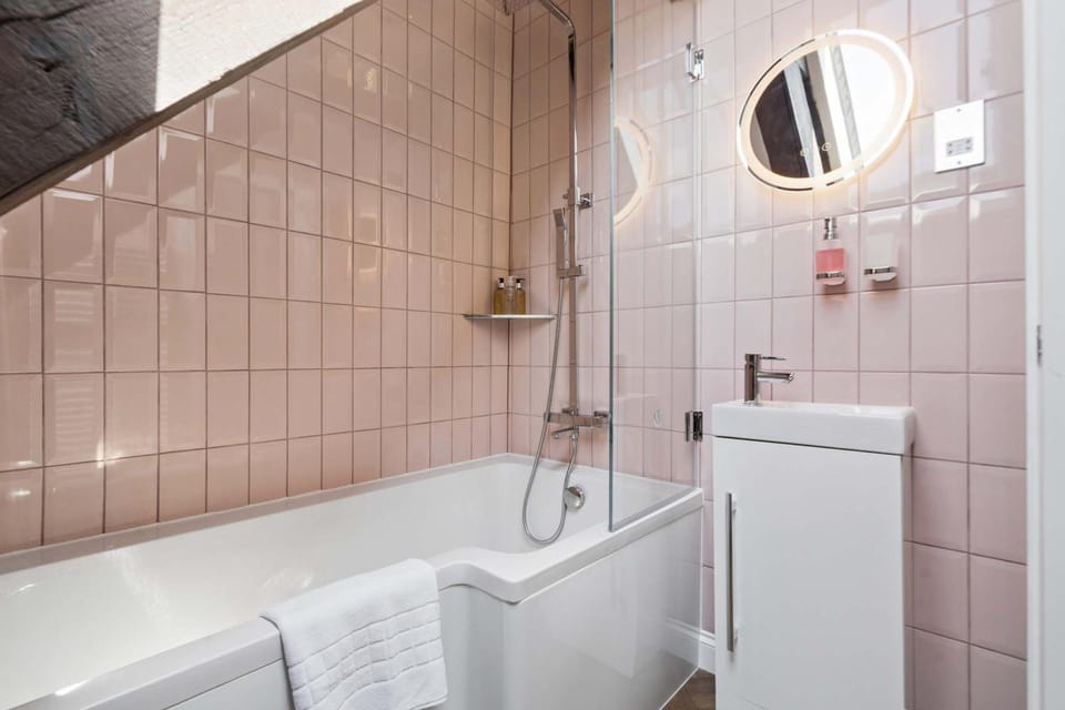 The Bookmark Henley - 2 Bed Balcony & Parking Apartment in Henley-on-Thames