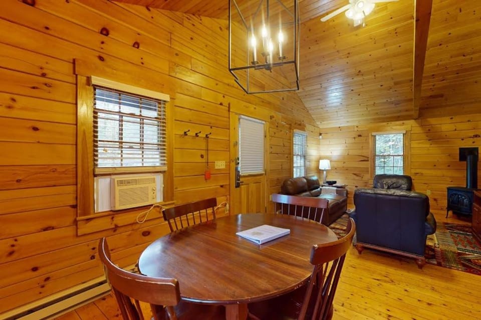 TV and multimedia, Living room, Seating area, Dining area