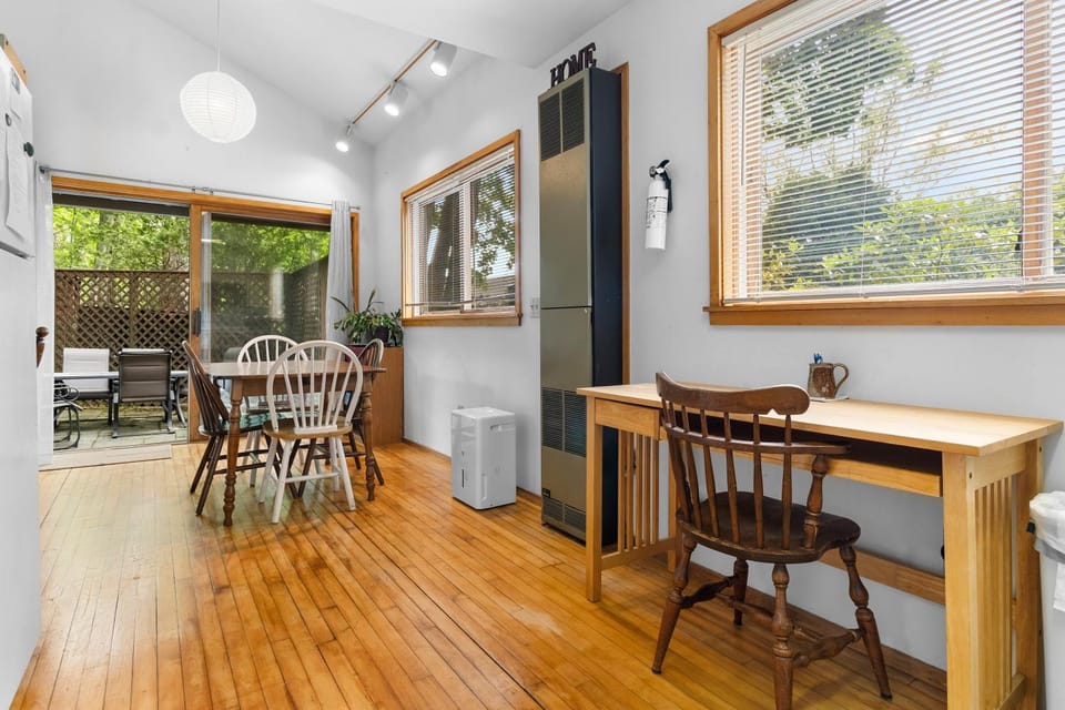 Seating area, Dining area