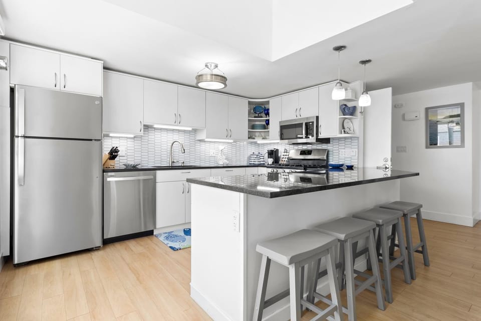 Kitchen or kitchenette, Dining area, oven