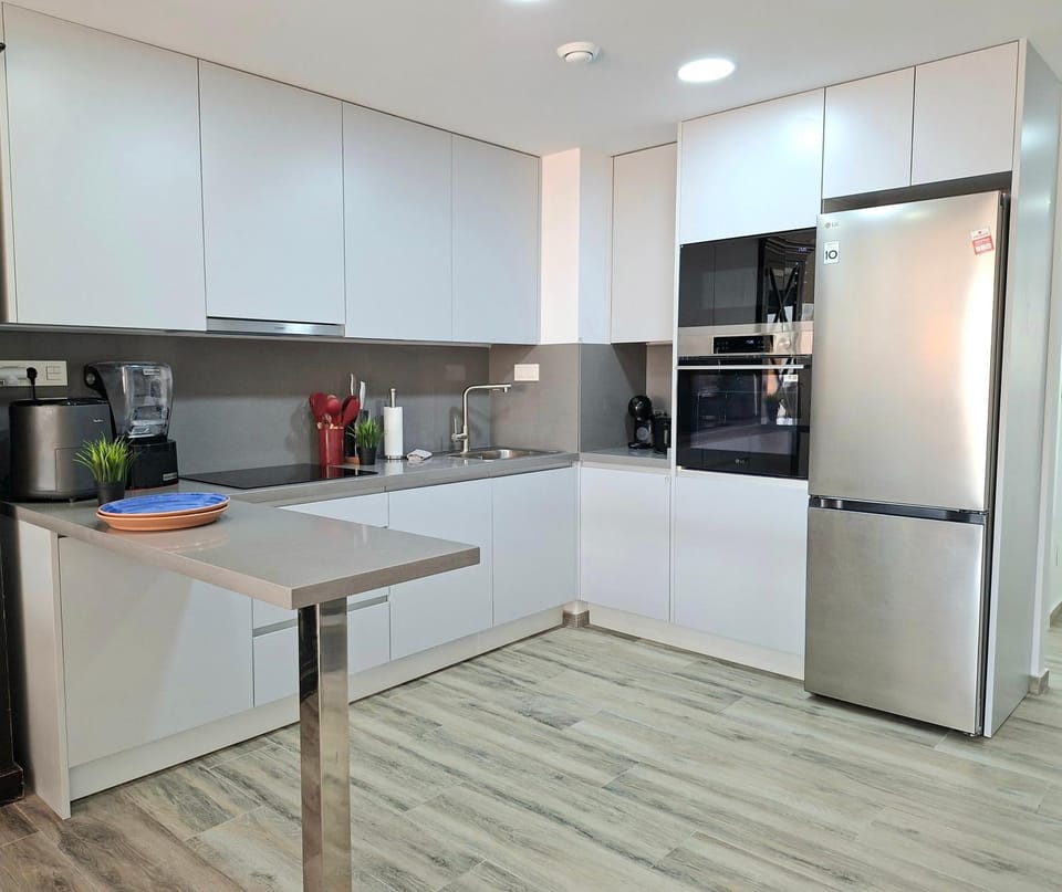 Coffee/tea facilities, Kitchen or kitchenette, dishwasher, oven, stove, toaster