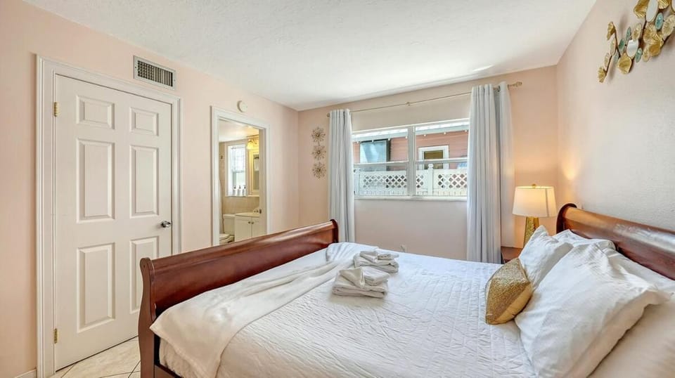 2R Lido Key Steps to Beach Walk to St Armands Apartment in Lido Key