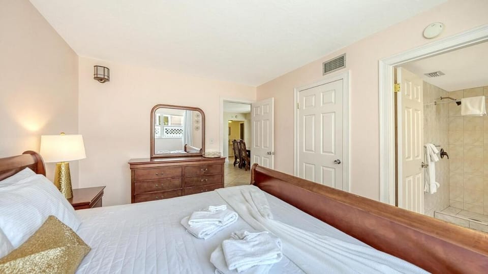 2R Lido Key Steps to Beach Walk to St Armands Apartment in Lido Key