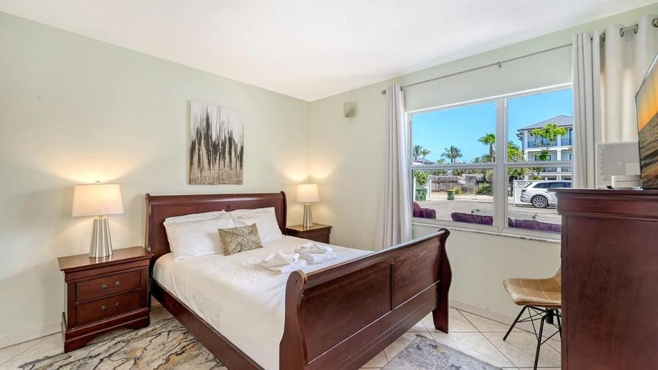 2R Lido Key Steps to Beach Walk to St Armands Apartment in Lido Key