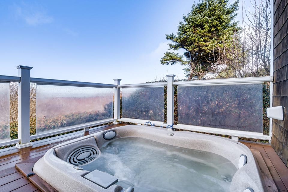 4BR/4BA Beachfront Retreat with Hot Tub and Sauna House in Moclips