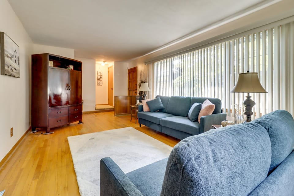 5 Mi to Lake Erie! Cozy Monroe Home & Private Yard House in Jerusalem Township