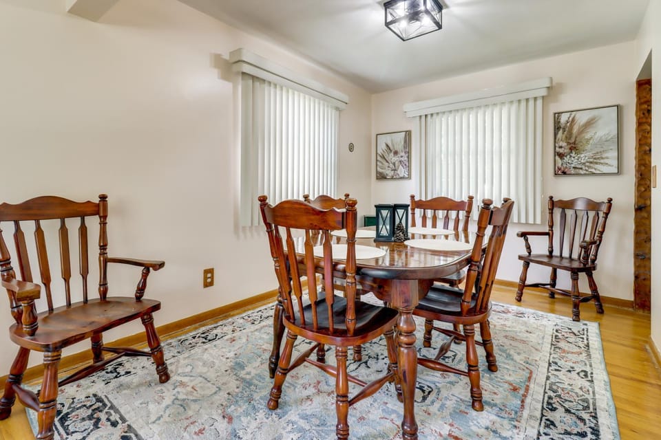 5 Mi to Lake Erie! Cozy Monroe Home & Private Yard House in Jerusalem Township