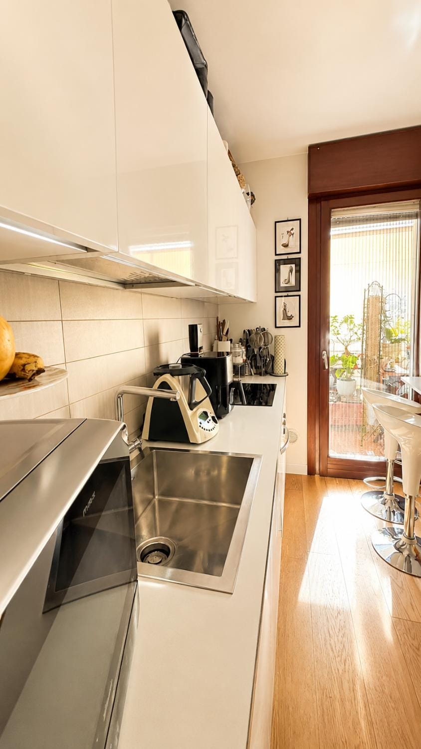 Kitchen or kitchenette, dishwasher, stove