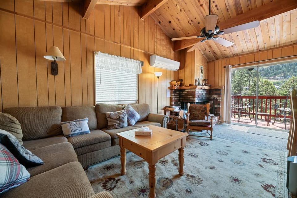 The Moonridge Escape - Walk to Slopes, Cozy Cabin, Fireplace, Private Deck Cabin in Big Bear