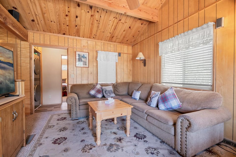 The Moonridge Escape - Walk to Slopes, Cozy Cabin, Fireplace, Private Deck Cabin in Big Bear