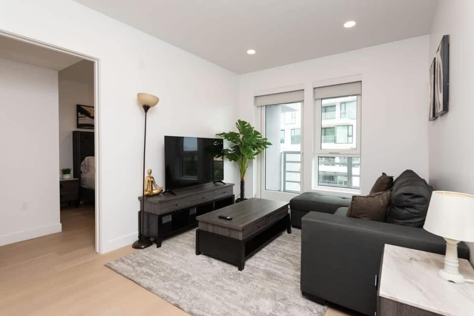 Santa Monica Beach Bliss 3BR with Ocean Views Apartment in Santa Monica