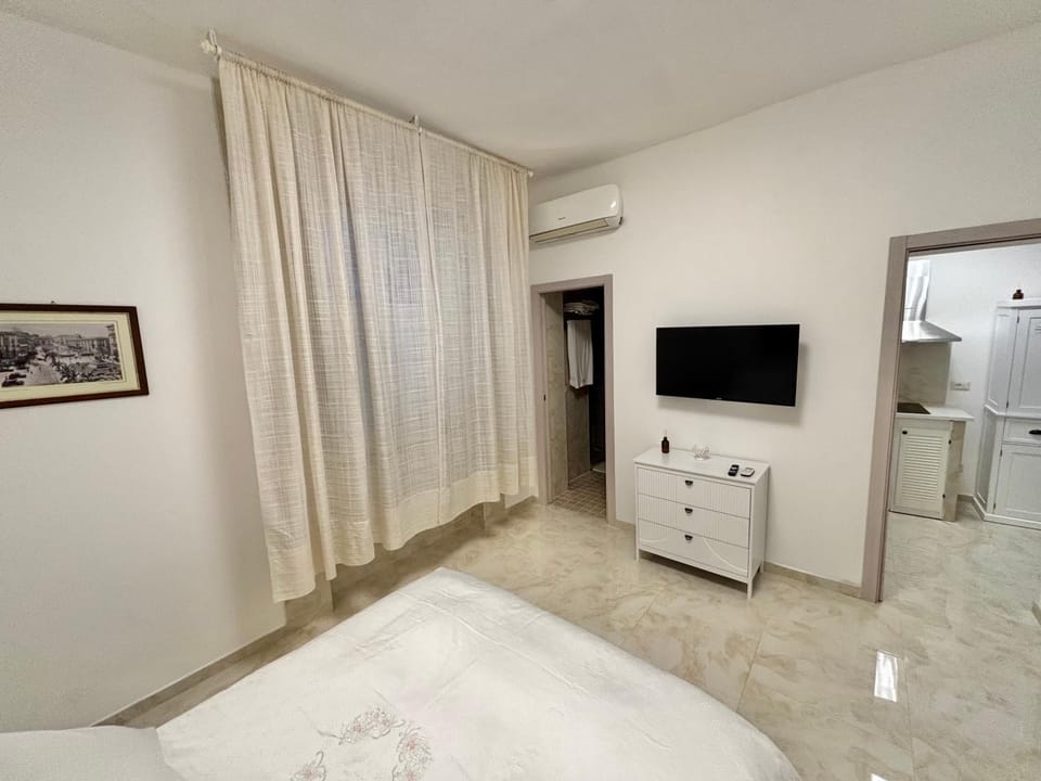Bed, TV and multimedia, Photo of the whole room, Bedroom, air conditioner