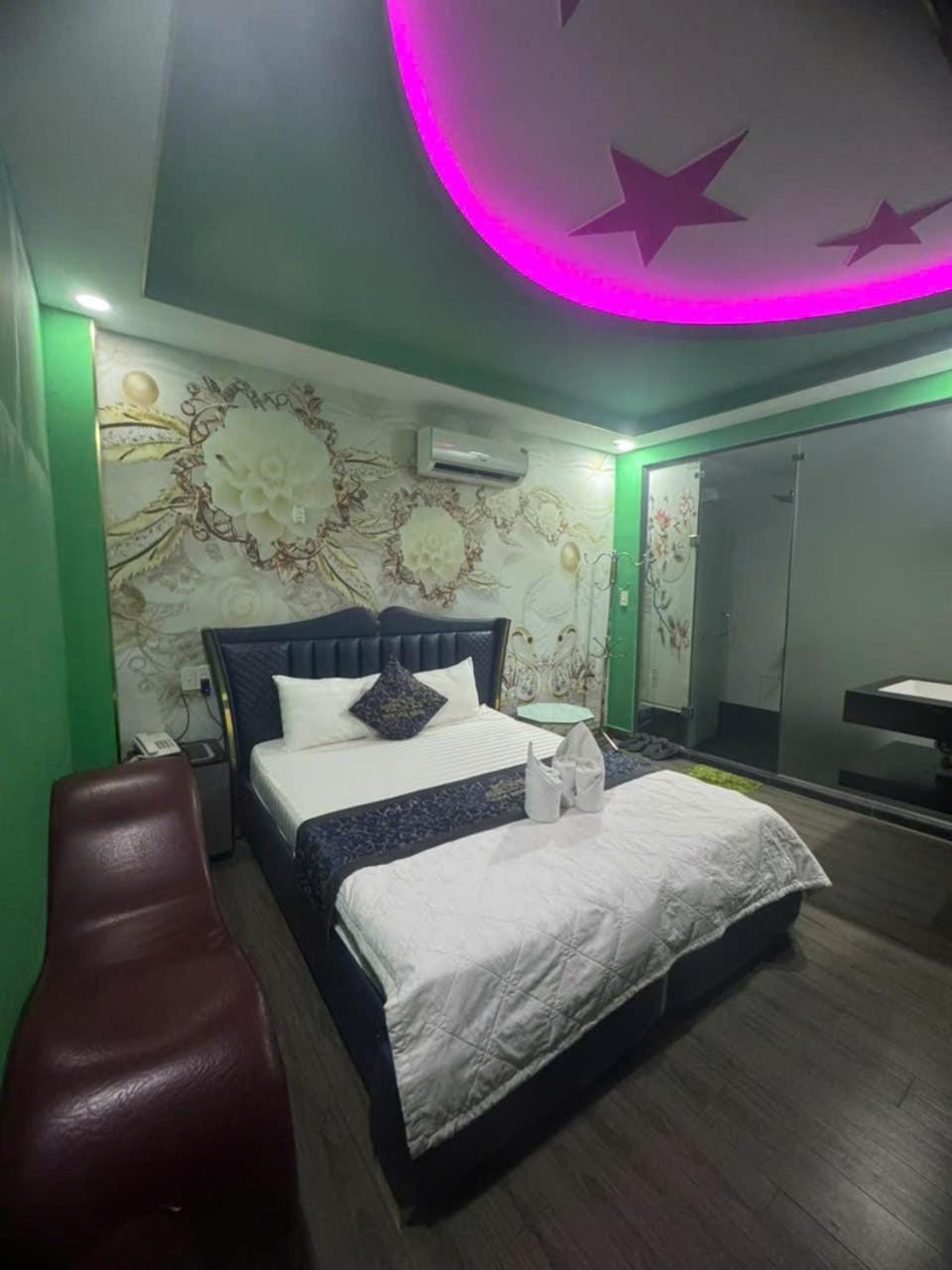 Photo of the whole room, Bedroom