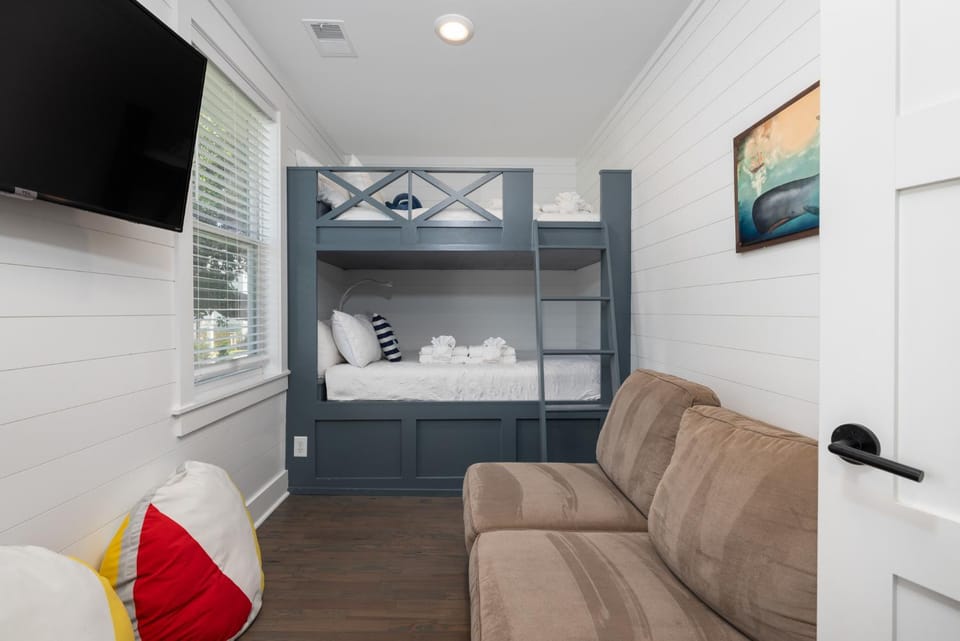 Bed, TV and multimedia, Seating area, Bedroom, bunk bed, furniture