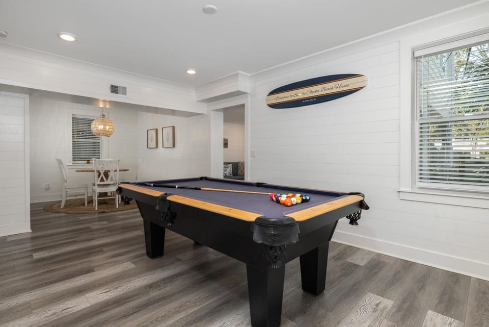 Billiard, Game Room, Living room, Dining area, furniture