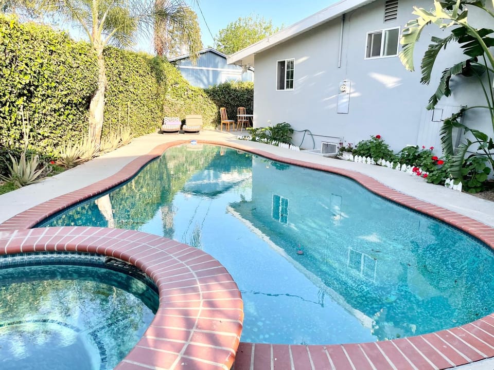 Private Pool Entire House with Spa, Family-Friendly 3BR House in Winnetka